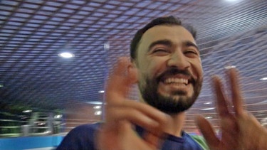 Mustafa glücklich nach dem Fußballspiel | Bild: BR
