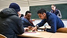 Deutschunterricht für Flüchtlinge | Bild: picture-alliance/dpa