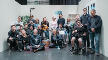 Das komplette Team zur Plansequenz "STORYLIFE" freut sich über einen gelungenen Film | Bild: BR | Jonas Schlögl