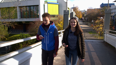 Lea Volk und Felix Scheler unterwegs mit der App am Campus | Bild: BR