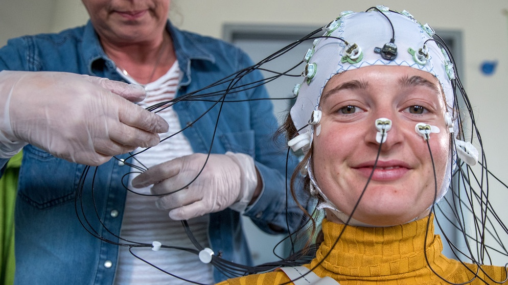 Haube mit Elektroden zur Messung der Hirnströme im Labor für Neurobiologie am Leibniz-Institut bei einer Probandin. | Bild: picture alliance/dpa/dpa-Zentralbild | Jens Büttner