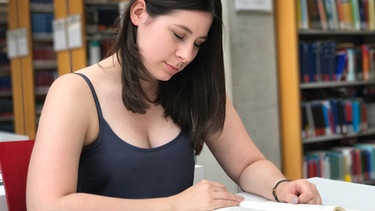 Germanistikstudentin Stefanie Vögerl liest ein Buch | Bild: Annekathrin Wetzel, BR