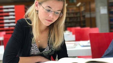 Germanistikstudentin Anna Saller liest ein Buch | Bild: Annekathrin Wetzel, BR
