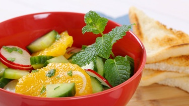 Gesunde Ernährung für Studierende
(radish and cucumber salad with orange and toasted bread) | Bild: picture-alliance/dpa
