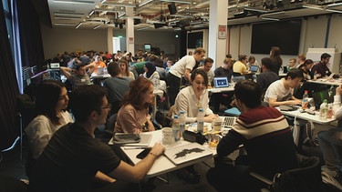 Hackathon bei Google Deutschland: In Kleingruppen entwickeln die Teilnehmer Ideen. | Bild: BR/Martin Hardung
