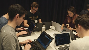 Hackathon bei Google Deutschland: Studierende arbeiten in Gruppen an ihren Ideen. | Bild: BR/Martin Hardung