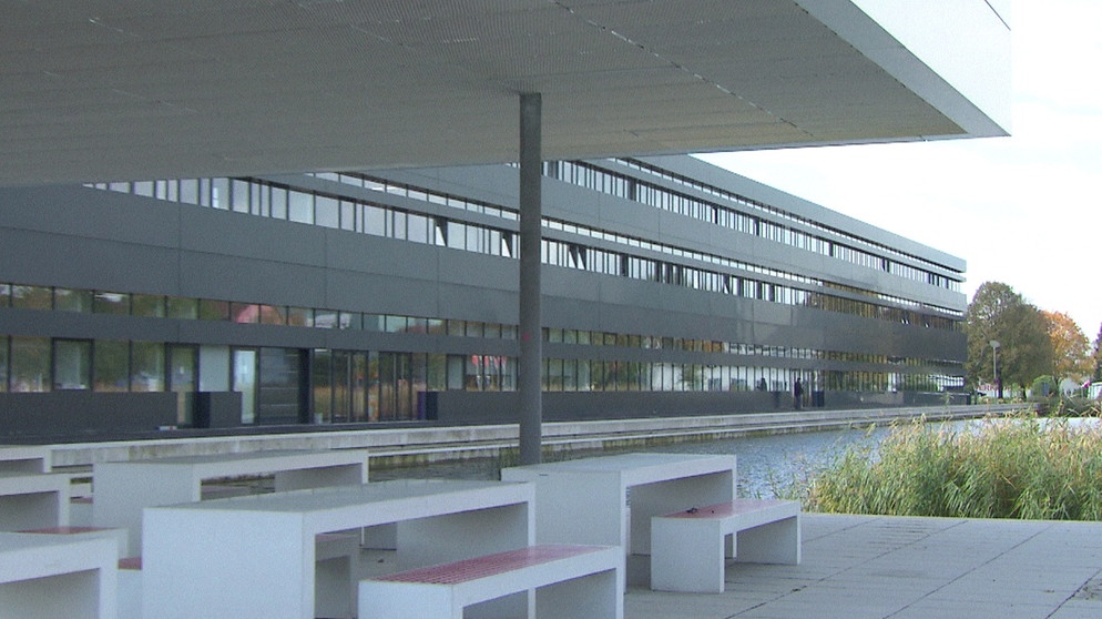Campus außen Hochschule Neu-Ulm | Bild: BR