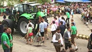 Maibaum Fest, Traktor und Studierende | Bild: BR