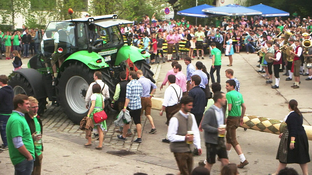 Maibaum Fest, Traktor und Studierende | Bild: BR