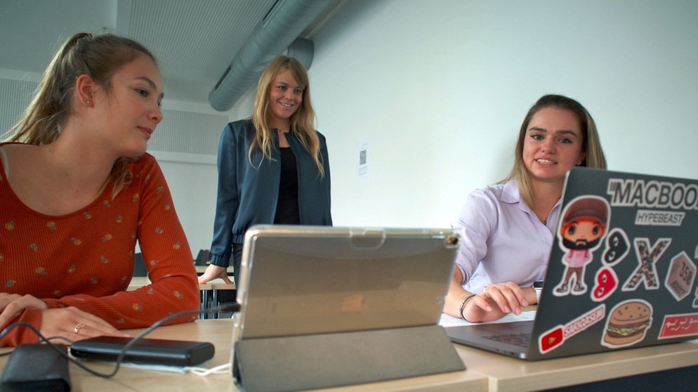 Sabine trifft zwei Studentinnen des Studiengang Games an der Fresenius-Hochschule | Bild: BR