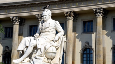 Ein Denkmal Alexander von Humboldts steht am Montag vor der nach ihm benannten Hochschule in Berlin. Foto: Sebastian Kunigkeit dpa/lbn | Bild: picture-alliance/dpa