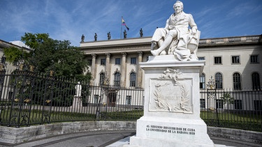 Die Statue von Alexander von Humboldt vor dem Hauptgebäude der Humboldt Universität Berlin | Bild: Fabian Sommer/dpa