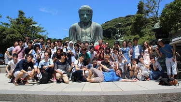 Matti mit seinen Kollegen vom IAESTE am Amida-Buddha im Kōtoku-in-Tempel von Kamakura | Bild: Matti Lorenzen 