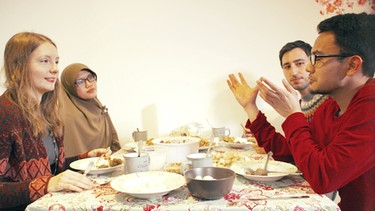 Fauziah und Isnani mit ihren Gästen | Bild: BR