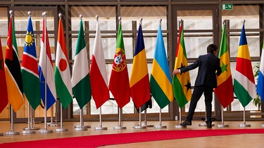 European and African flags pictured at the arrival on the first day of an African - European EU summit meeting, Thursday 17 February 2022 | Bild: picture alliance/dpa/BELGA | Nicolas Maeterlinck