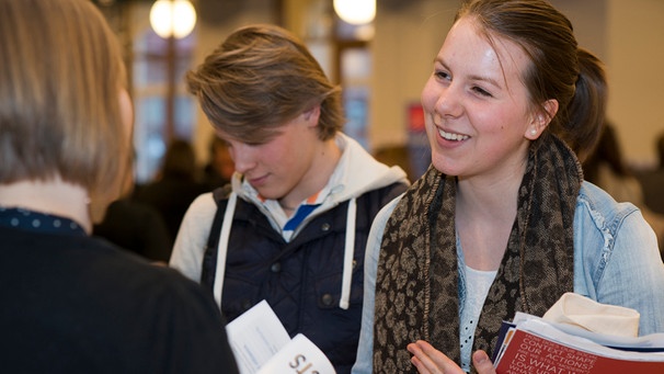 Studenten beim "International College Day" | Bild: Collegecouncil GmbH