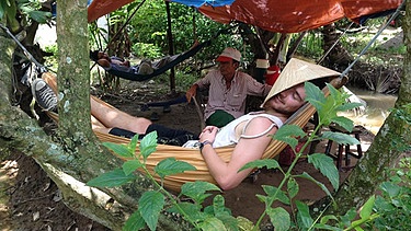 Reisen ist anstrengend: Da gönnt  sich Jakob schon mal eine Mütze.. äh einen Bast-Hut Schlaf | Bild: Jakob Huber