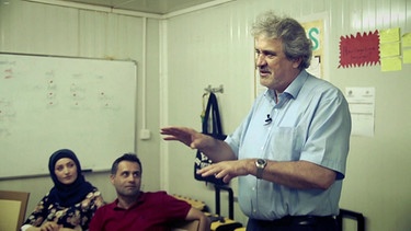 Chef von „Jesuit Worldwide Learning“, der deutsche Jesuitenpater Peter Balleis bei Flüchtlingen im Unterricht | Bild: BR