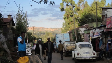 In den Straßen von Addis Abeba. Auf Oromo wird die Stadt auch „Shaggar“ oder „Finfinne“ genannt | Bild: Johanna Teubner