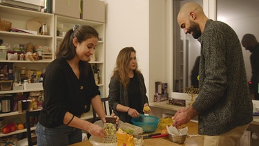 Bens WG bereitet gerade Levivot, Kartoffelpuffer, ein traditionelles Essen zum jüdischen Lichterfest Chanukka, zu | Bild: BR