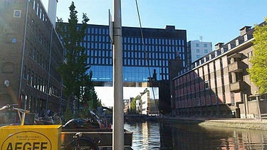 Über Wasser gebaut: Die Universität von Amsterdam hat einen modernen Neubau | Bild: Julian Thoss