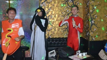 Schrille Kostüme gehören in den Karaokebars von Tokyo. | Bild: Matti Lorenzen 