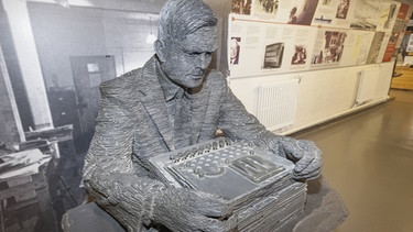 Alan Mathison Turing, Statue in der Alan Turing Ausstellung in Buckinghameshire | Bild: picture-alliance/dpa