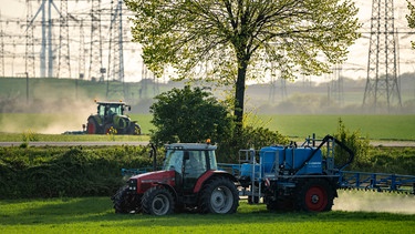 Pflanzenschutzmittel werden auf einem Feld bei Grevenbroich gesprüht, Deutschland, | Bild: picture alliance / Jochen Tack | Jochen Tack