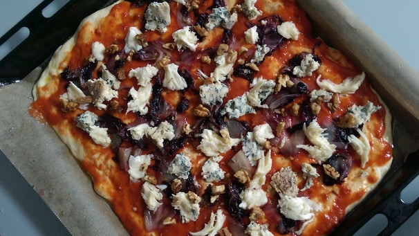 Pizza mit Radicchio, Blauschimmelkäse und Walnüssen | Bild: Thomas Kempe