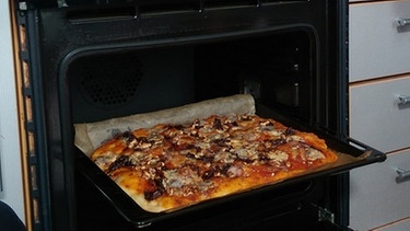 Pizza mit Radicchio, Blauschimmelkäse und Walnüssen frisch aus dem Ofen | Bild: Thomas Kempe