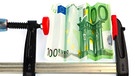 Symboldbild zu Sparzwang: 100 Euro Schein im Schraubstock | Bild: colourbox.com