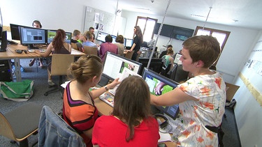Studierende vor Computer, bei der Produktion eines Onlinemagazins | Bild: BR