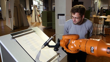 Ein intelligenter Roboter entwirft eigenständig Gesetzestexte. | Bild: BR