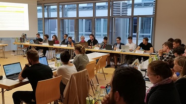 LAK Bayern bei einer Arbeitssitzung 2019 noch vor der Corona-Pandemie | Bild: LAK Bayern