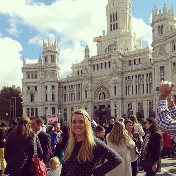 Im Tourirummel wird für Fotos posiert: Lisa vor der Banco de España | Bild: Lisa Waldheim und Caroline Biechele 