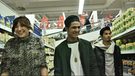 Mary, Shafiq und Hamid kaufen zusammen alle Zutaten ein. | Bild: BR