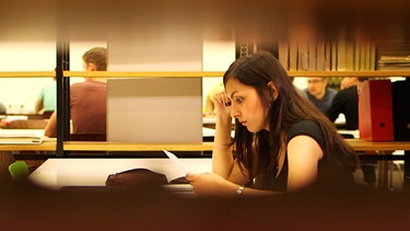 Maryam an der Bibliothek | Bild: BR