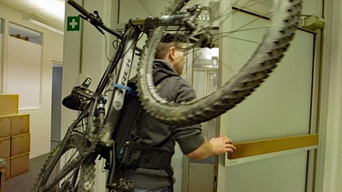 Ludwig Standl, Werkstudent bei AFR Engineering, testet den Bike-Rucksack | Bild: BR