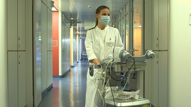 Ines Scheffold, Medizinstudentin an der Universität Erlangen-Nürnberg, im PJ am Marienhospital in Stuttgart | Bild: BR