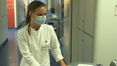 Ines Scheffold, Medizinstudentin an der Universität Erlangen-Nürnberg, im PJ am Marienhospital in Stuttgart | Bild: BR