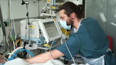 Marc Schlinger, Medizinstudent ohne Abitur, seit 2014 im Studium, hier in der Intensivstation | Bild: BR