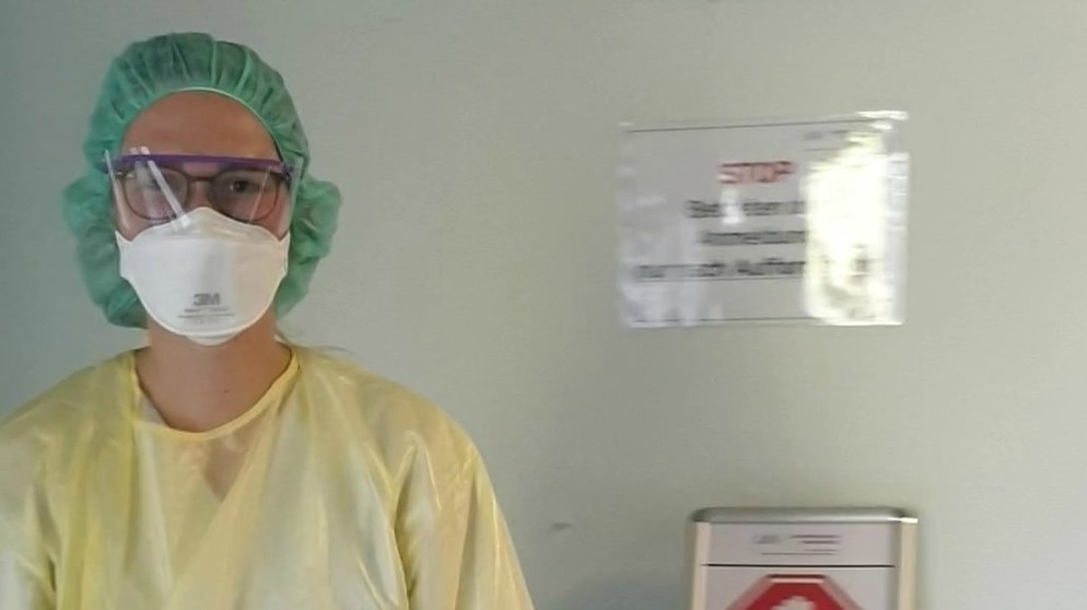Medizinstudentin Sarah zeigt Ihren Arbeitsplatz in der Erstaufnahme in einer Lungenfachklinik in Immenhausen im Raum Kassel.  | Bild: BR