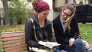 Christiane Stenger (re.) mit Studentin Lisa im Gespräch | Bild: BR