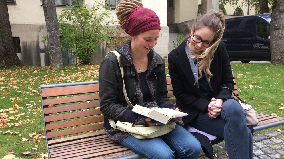 Christiane Stenger (re.) mit Studentin Lisa im Gespräch | Bild: BR