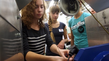 Gymnasiastinnen an einer Mess-Maschine | Bild: picture-alliance/dpa