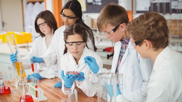 Schülerinnen und Schüler im Chemiunterricht. Vor allem Mädchen sollen für MINT-Fächer begeistert werden. | Bild: BMBF
