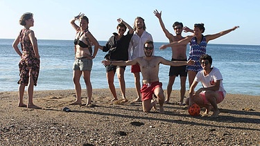 Miles Mruck mit Freunden am Strand | Bild: Miles Mruck