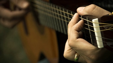 Mann spielt Gitarre
| Bild: picture alliance / Bildagentur-online/Blend Images | Blend Images/Paco Navarro