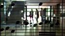 Glastüre mit Noten, Hintergrund Treppe mit Studierende | Bild: BR