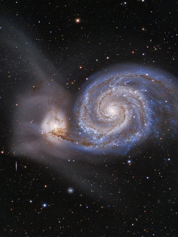 Galaxienpaar Messier 51Das Farbbild wurde aus Aufnahmen der Weitfeld-Kamera des 2m Fraunhofer-Teleskops des Wendelstein-Observatoriums in den Filtern Blau, Rot und Nahinfrarot zusammengesetzt. | Bild: BR